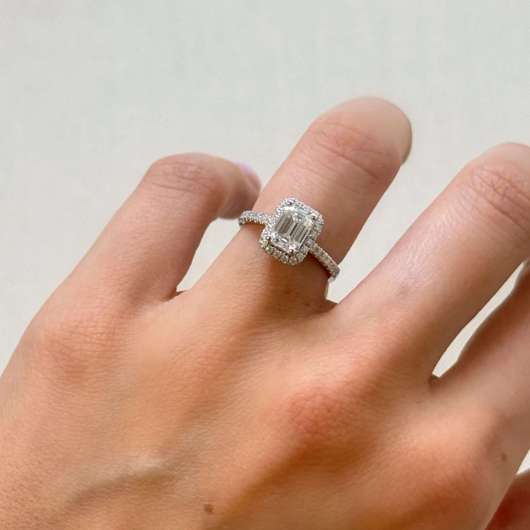 verlobungsring-halo-stardust-moissanit-1ct-emeraldschliff-seitenansicht-am-finger-silber-hariets.jpg