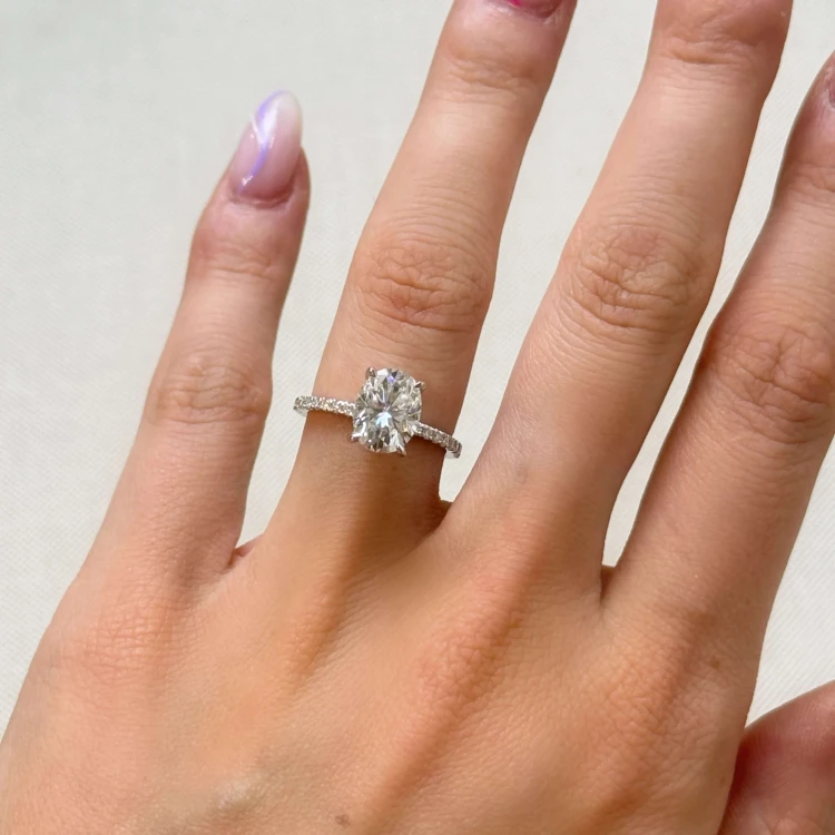 verlobungsring-halo-aria-moissanit-2ct-ovalschliff-am-finger-silber-hariets.jpg