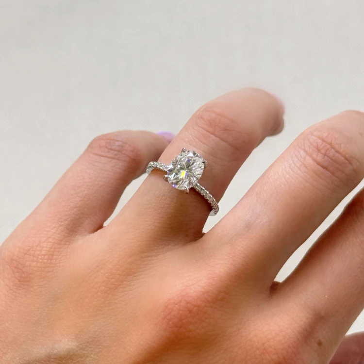 verlobungsring-halo-aria-moissanit-2ct-ovalschliff-seitenansicht-am-finger-silber-hariets.jpg