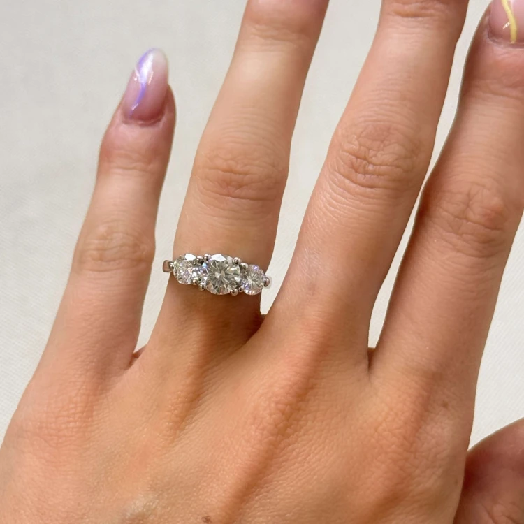 verlobungsring-trinity-moissanit-2ct-brillantschliff-am-finger-silber-trigem-hariets.jpg