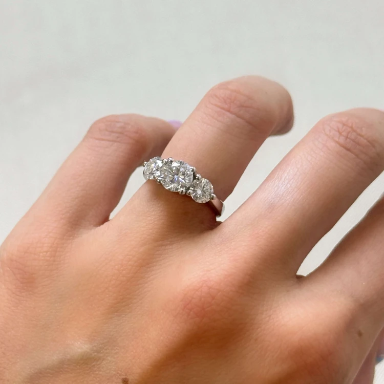 verlobungsring-trinity-moissanit-2ct-brillantschliff-nahaufnahme-am-finger-silber-trigem-hariets.jpg