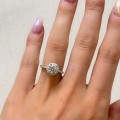 verlobungsring-halo-moissanit-1ct-brillantschliff-am-finger-silber-mirage-hariets.jpg