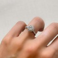 verlobungsring-halo-moissanit-1ct-brillantschliff-am-finger-silber-mirage-hariets.jpg