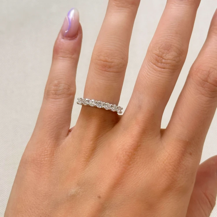 ehering-mit-sieben-moissaniten-0-7ct-brillantschliff-am-finger-silber-bangle-hariets.jpg