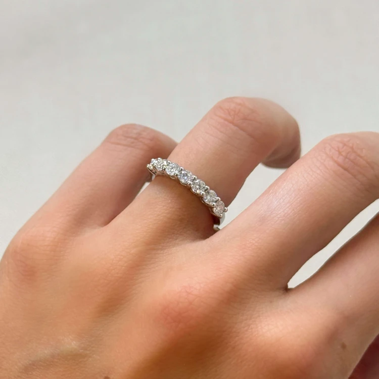 ehering-mit-sieben-moissaniten-0-7ct-brillantschliff-seitenansicht-am-finger-silber-bangle-hariets.jpg