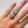 ring-halo-moissanit-1ct-brillantschliff-am-finger-vergleich-silber-elegance-hariets.jpg