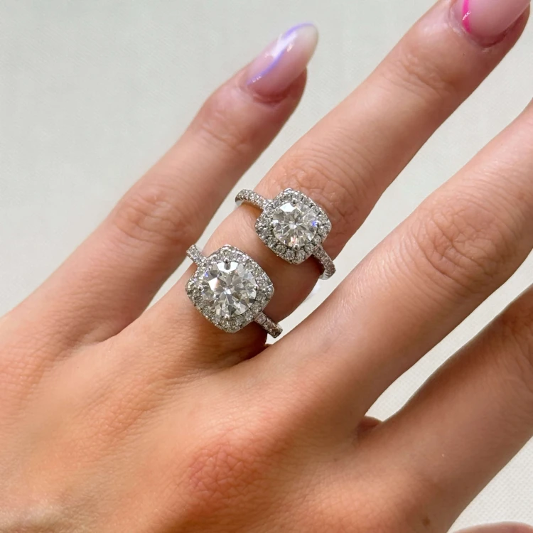 ring-halo-moissanit-1ct-brillantschliff-am-finger-vergleich-silber-elegance-hariets.jpg