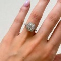 ring-halo-moissanit-2ct-brillantschliff-am-finger-silber-elegance-hariets.jpg