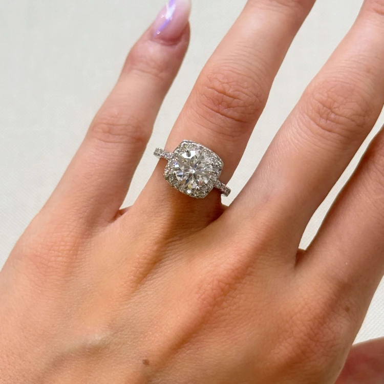 ring-halo-moissanit-2ct-brillantschliff-am-finger-silber-elegance-hariets.jpg