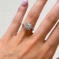 ring-halo-moissanit-1ct-brillantschliff-am-finger-silber-elegance-hariets.jpg