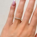 ehering-mit-moissaniten-0-27ct-brillantschliff-am-finger-silber-harmony-hariets.jpg