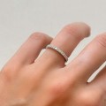 ehering-mit-moissaniten-0-27ct-brillantschliff-seitenansicht-am-finger-silber-harmony-hariets.jpg