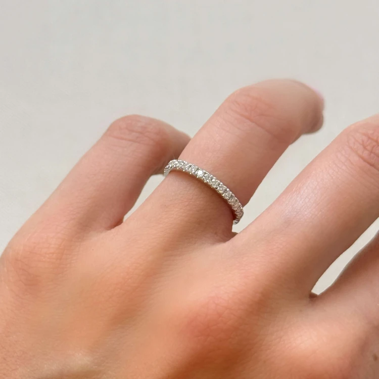 ehering-mit-moissaniten-0-27ct-brillantschliff-seitenansicht-am-finger-silber-harmony-hariets.jpg
