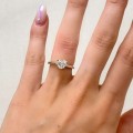 verlobungsring-solitaire-herz-moissanit-1ct-herzschliff-am-finger-silber-hariets.jpg