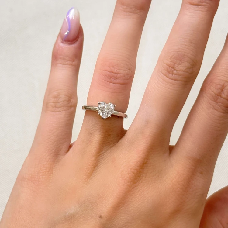 verlobungsring-solitaire-herz-moissanit-1ct-herzschliff-am-finger-silber-hariets.jpg