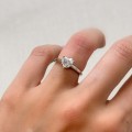 verlobungsring-solitaire-herz-moissanit-1ct-herzschliff-seitenansicht-am-finger-silber-hariets.jpg