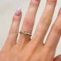 verlobungsring-bezel-hope-moissanit-1ct-brillantschliff-am-finger-silber-hariets.jpg