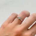 verlobungsring-bezel-hope-moissanit-1ct-brillantschliff-seitenansicht-am-finger-silber-hariets.jpg