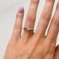 ring-moissanit-0-4ct-brillantschliff-herz-am-finger-silber-love-hariets.jpg