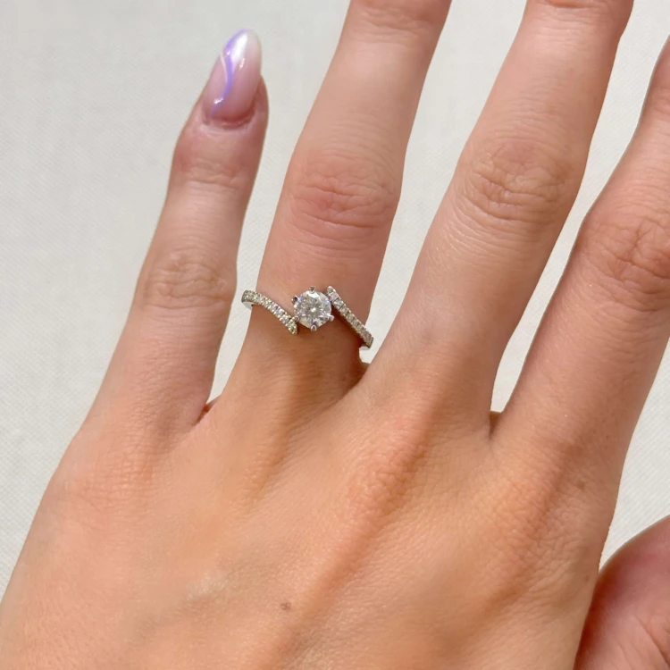 ring-pave-moissanit-0-5ct-brillantschliff-am-finger-silber-shimmer-hariets.jpg