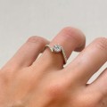 ring-pave-moissanit-0-5ct-brillantschliff-seitenansicht-am-finger-silber-shimmer-hariets.jpg