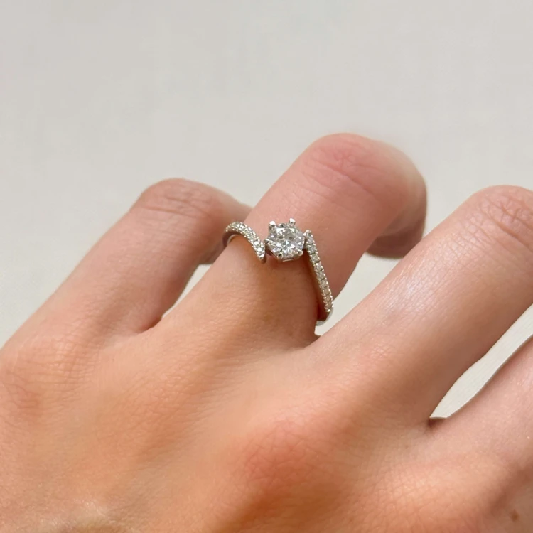 ring-pave-moissanit-0-5ct-brillantschliff-seitenansicht-am-finger-silber-shimmer-hariets.jpg