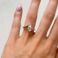 ring-mit-moissanit-1ct-marquiseschliff-am-finger-silber-minerva-hariets.jpg