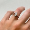 ring-mit-moissanit-1ct-marquiseschliff-seitenansicht-am-finger-silber-minerva-hariets.jpg