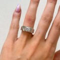 siegelring-mit-moissanit-1ct-brillantschliff-am-finger-silber-hariets.jpg