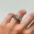 siegelring-mit-moissanit-1ct-brillantschliff-seitenansicht-am-finger-silber-hariets.jpg