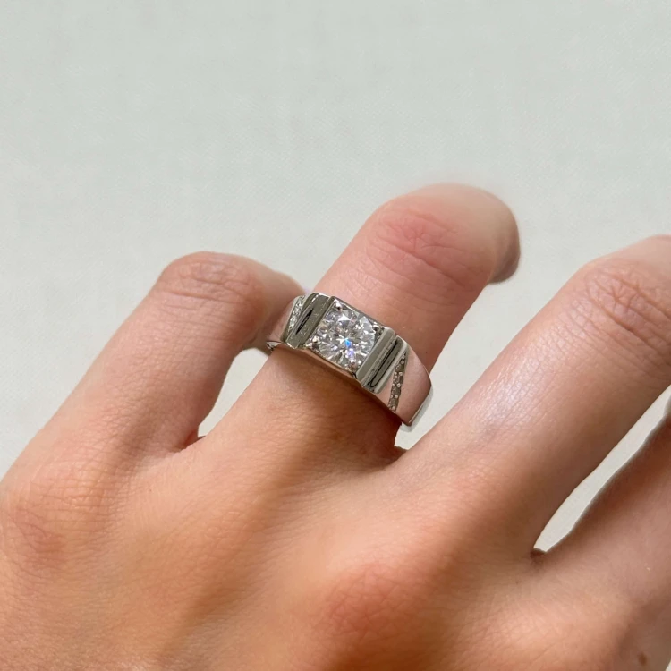 siegelring-mit-moissanit-1ct-brillantschliff-seitenansicht-am-finger-silber-hariets.jpg