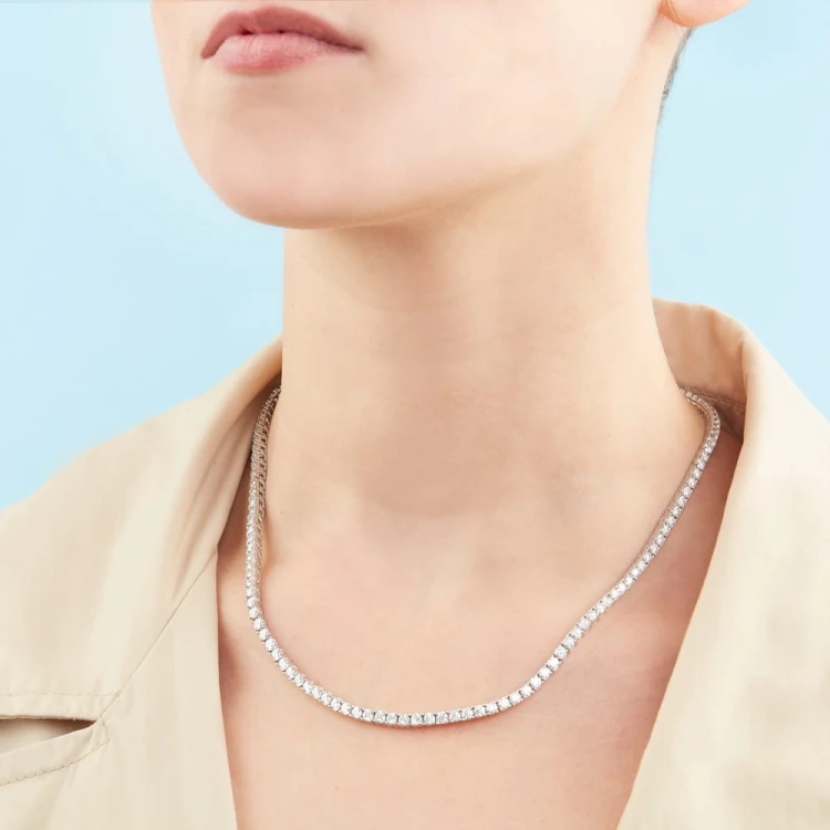 tenniskette-mit-moissanit-2-5mm-silber-am-modell-hariets.jpg