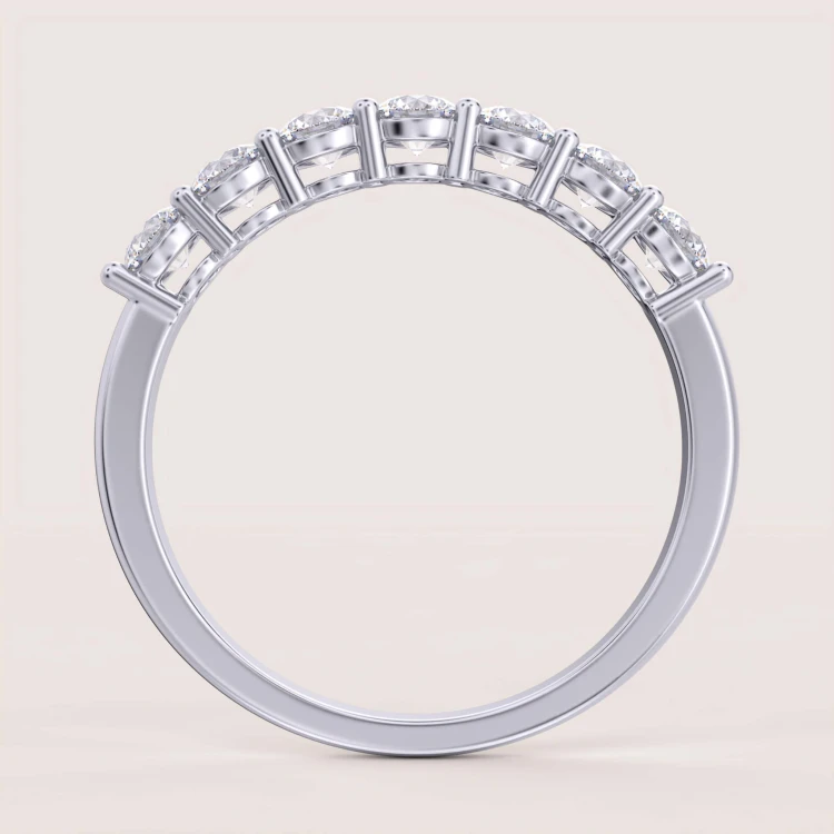 trauring-mit-sieben-moissaniten-0-7ct-brillant-schliff-front-silber-bangle-hariets.jpg