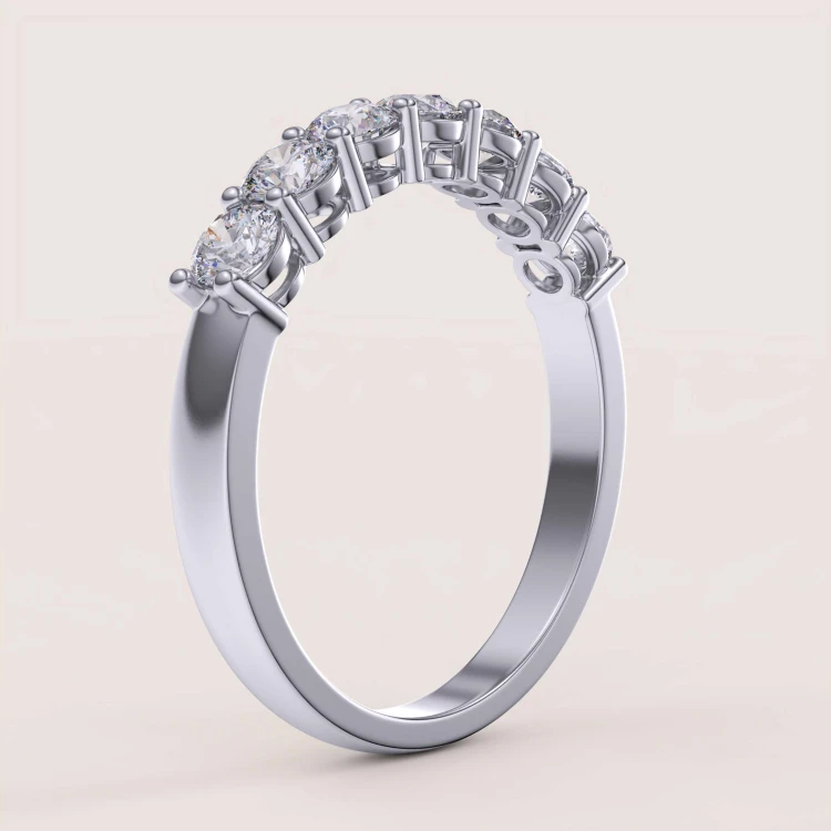 trauring-mit-sieben-moissaniten-0-7ct-brillant-schliff-seite-silber-bangle-hariets.jpg