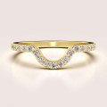 trauring-mit-moissaniten-curve-0-23ct-brillantschliff-gelbgold-aurea-hariets.jpg