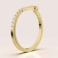 trauring-mit-moissaniten-curve-0-23ct-brillantschliff-seite-gelbgold-aurea-hariets.jpg