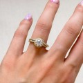 trauring-mit-moissaniten-curve-0-23ct-brillantschliff-am-finger-set-inspiration-gelbgold-aurea-hariets.JPG