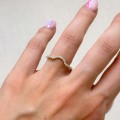 trauring-mit-moissaniten-curve-0-23ct-brillantschliff-am-finger-gelbgold-aurea-hariets.JPG