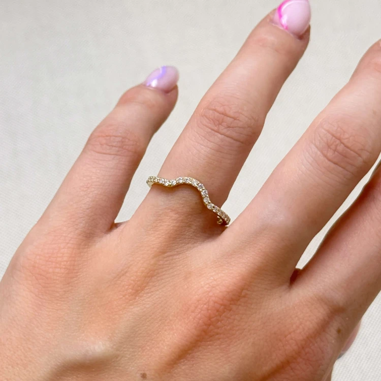 trauring-mit-moissaniten-curve-0-23ct-brillantschliff-am-finger-gelbgold-aurea-hariets.JPG