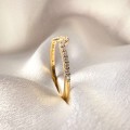 trauring-mit-moissaniten-curve-0-23ct-brillantschliff-nahaufnahme-seite-gelbgold-aurea-hariets.JPG