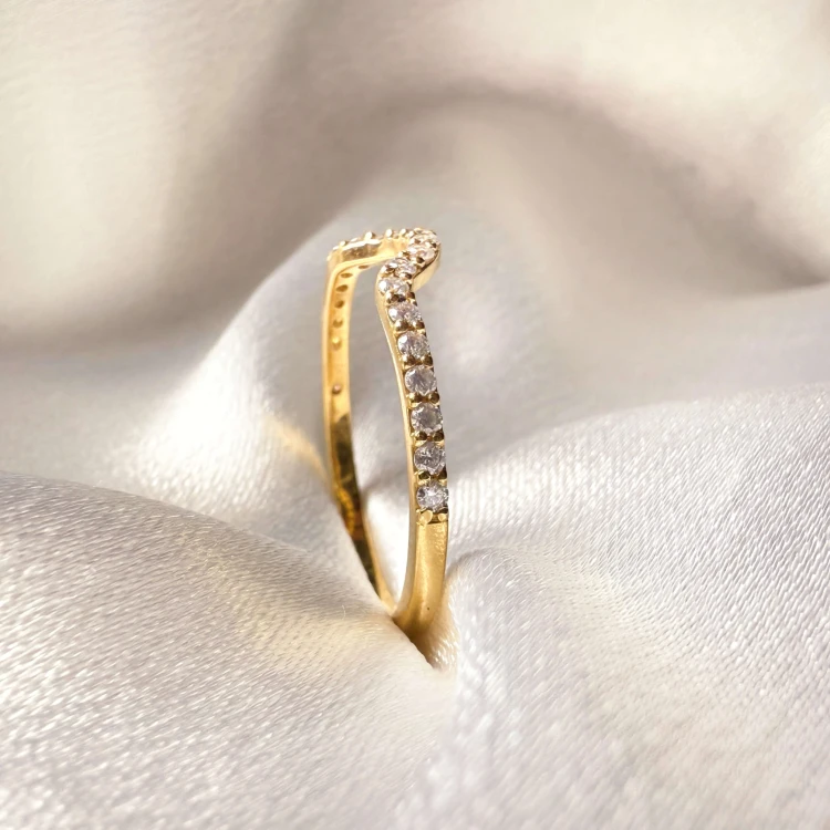 trauring-mit-moissaniten-curve-0-23ct-brillantschliff-nahaufnahme-seite-gelbgold-aurea-hariets.JPG