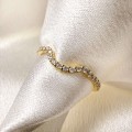 trauring-mit-moissaniten-curve-0-23ct-brillantschliff-nahaufnahme-gelbgold-aurea-hariets.JPG