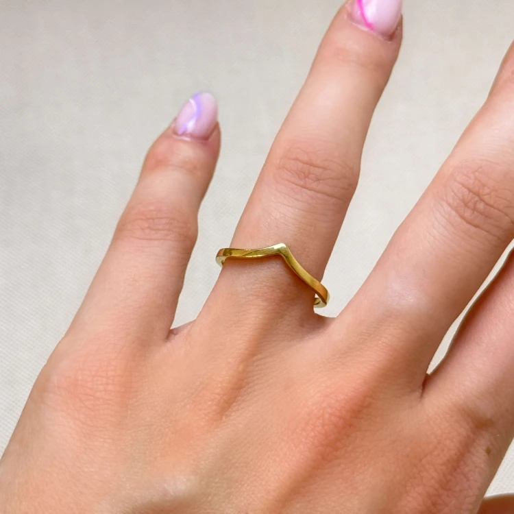 ring-in-v-form-aurora-v-an-finger-gold-hariets.JPG