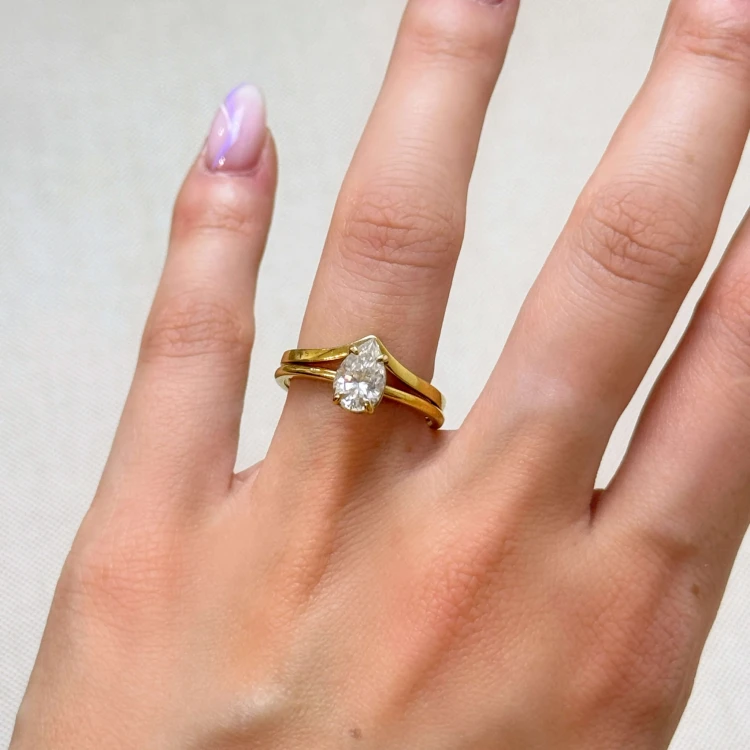 ring-in-v-form-aurora-v-an-finger-set-gold-hariets.JPG