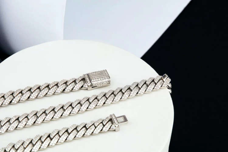 cuban-armband-mit-moissanit-8mm-silber-hariets.jpg