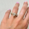 ring-mit-moissaniten-1ct-marquis-und-brillantschliff-am-finger-set-gelbgold-celestia-hariets.JPG