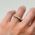 ring-mit-moissaniten-1ct-marquis-und-brillantschliff-am-finger-seite-gelbgold-celestia-hariets.JPG