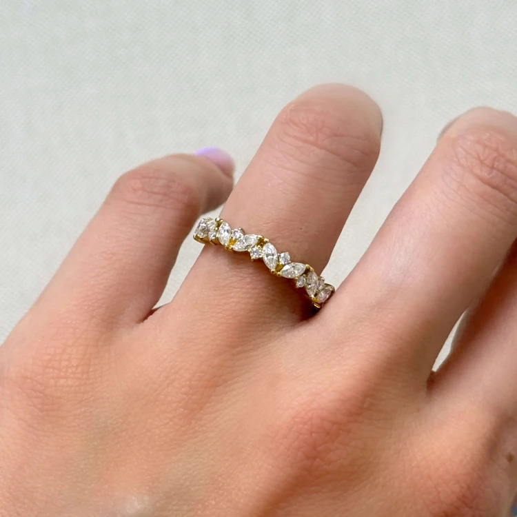 ring-mit-moissaniten-1ct-marquis-und-brillantschliff-am-finger-seite-gelbgold-celestia-hariets.JPG