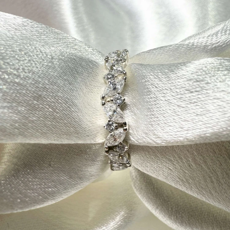Ring mit Moissaniten 1ct Marquiseschliff und Brillantschliff – Celestia 14k Gold