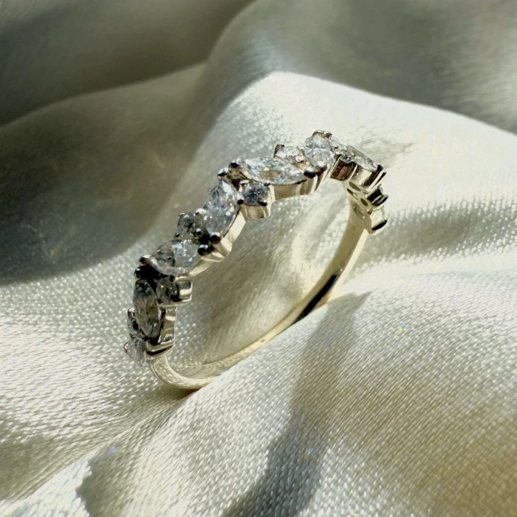 Ring mit Moissaniten 1ct Marquiseschliff und Brillantschliff – Celestia 14k Gold